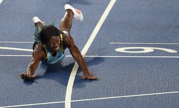 La velocista de Bahamas consiguió la sexta medalla de oro para su país en una polémica carrera. Miller decidió lanzarse con un 'clavado' hacia la meta para así poder ganar la carrera.