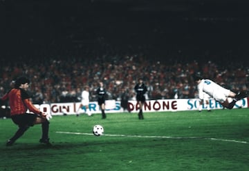 In the 1984-85 and 1985-86 seasons, Real Madrid won two UEFA Cups which, when looking at the teams they faced in the final (Videoton and Cologne), might not seem that impressive; but they had a number of obstacles to get over on the way to the title - including meetings with Inter at the semi-final stage. One of those meetings produced one of the great European comebacks in Madrid’s history, and is remembered to this day for the ‘Spirit of Juanito’. In 1985, after losing 2-0 at San Siro, Madrid turned the tie around at home by winning 3-0; in 1986, Madrid returned from Italy following a 3-1 defeat, and the return leg at the Bernabéu was taken to extra-time with Santillana scoring twice (one, pictured here) to make it 5-1 on the night.