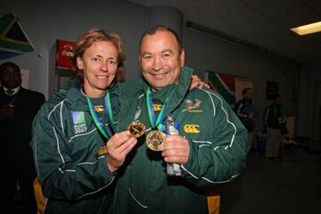 Calder y Eddie Jones lucen medallas tras la final del Mundial de 2007 que ganó Sudáfrica.