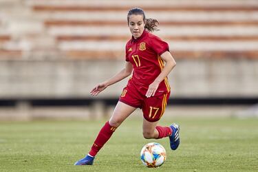 Rosita Márquez es puro talento en la sala de máquinas del Betis. Su calidad con el balón en los pies le ha convertido poco a poco en referente del primer equipo verdiblanco, en el que debutó en 2015. Reconocida admiradora de Andrés Iniesta, destaca por su inteligencia, velocidad, regate y definición. Con el '17' a la espalda y apenas 19 años, Rosita ha logrado ganarse incluso la llamada de la Selección, con la que fue convocada el año pasado a sus apenas 18 años. Un hecho que llegó tras proclamarse campeona de Europa Sub-19, competición en la que fue elegida como una de las integrantes del once ideal. El Betis tiene futuro con esta mediocentro de Mairena del Aljarafe.