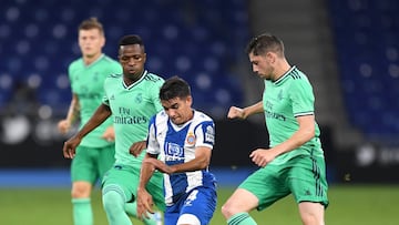 Víctor Gómez Perea entre Vinicius Junior y Federico Valverde.