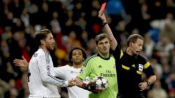 El árbitro del partido, el escocés William Collum, saca tarjeta roja al defensa Sergio Ramos.