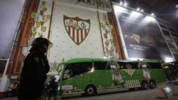 El autob&uacute;s del Betis, en el S&aacute;nchez Pizju&aacute;n.