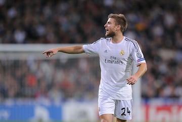El Madrid pag¨® los 32 millones de euros (m¨¢s IVA) de la cl¨¢usula del de Mutriku, que no tuvo suerte en su etapa en el Bernab¨¦u. En dos a?os jug¨® 90 partidos, pero apenas 42 como titular, y acab¨® regresando a la Real por 16 millones.