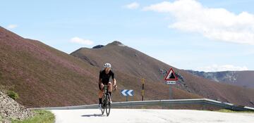 La ascensión, de 7,5 km y media del 9,2%, tiene los cinco kilómetros finales como los más exigentes. Es decir, casi su totalidad, con rampas que llegan al 17% y que apenas se nota? porque no baja del 15% en ese tramo.