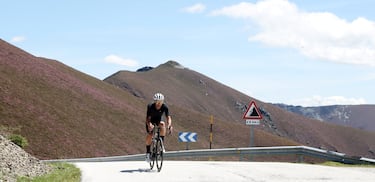La ascensión, de 7,5 km y media del 9,2%, tiene los cinco kilómetros finales como los más exigentes. Es decir, casi su totalidad, con rampas que llegan al 17% y que apenas se nota porque no baja del 15% en ese tramo.