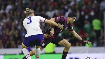 Raúl Jiménez en el partido contra Estados Unidos en el Estadio Azteca