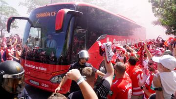 La afición recibió al equipo en Los Cármenes.