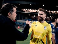 Adrián Ortolá saluda a Luis Castro.