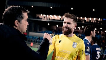 Adrián Ortolá saluda a Luis Castro.