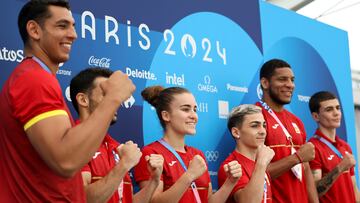(De izq a der) Los integrantes del equipo olímpico español de boxeo Ayoub Ghadfa, José Quiles, Laura Fuertes, Rafa Lozano Jr., Enmanuel Reyes Pla y Olier Ibarretxe.