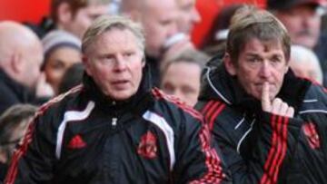 <b>ESTRENO. </b>Dalglish, junto a su ayudante Sammy Lee en el banquillo del Liverpool en Old Trafford.