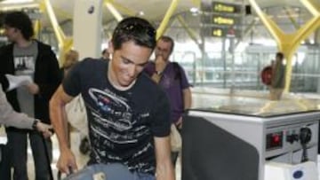 <b>DE VIAJE. </b>Alberto Contador factura su maleta en la T-4 de Barajas con dirección al Giro de Italia.