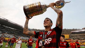 GUAYAQUIL, ECUADOR - OCTOBER 29: Pedro of Flamengo celebrates with the trophy after winning the final of Copa CONMEBOL Libertadores 2022 between Flamengo and Athletico Paranaense at Estadio Monumental Isidro Romero Carbo on October 29, 2022 in Guayaquil, Ecuador. (Photo by Buda Mendes/Getty Images)