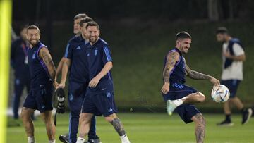 Papu Gómez, primero por la izquierda, De Paul y Messi, a la derecha, durante un momento del entrenamiento.