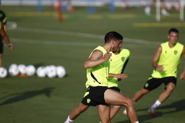 El Almería activa la limpieza de vestuario con destacadas ausencias en el stage de Marbella