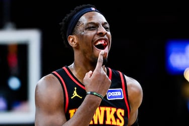 Los Atlanta Hawks ganaron a los Boston Celtics 106-117. Onyeka Okongwu, sin embargo, no pudo celebrarlo a lo grande porque un codazo de Jaylen Brown le dejó con esta cara. El ala-pívot, que antes de retirarse del partido lanzó dos tiros libres, necesitará cirugía para recomponer una dentadura que ha quedado bastante maltrecha.