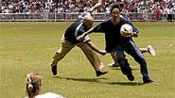 <B>ENCIMA DEL EQUIPO</B>. Desde la llegada del Real Madrid a Kunming, Julio Cendal se ha tenido que emplear a fondo para detener a los espontáneos que han saltado a los entrenamientos del equipo blanco.