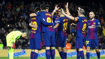 GRAF3749. BARCELONA, 17/12/2017.- El delantero uruguayo del FC Barcelona Luís Suárez celebra con sus compañeros, su segundo gol ante el Deportivo durante el partido de la decimosexta jornada de liga en Primera División que se disputa esta noche en el estadio del Camp Nou entre el FC Barcelona y el RC Deportivo . EFE/Enric Fontcuberta