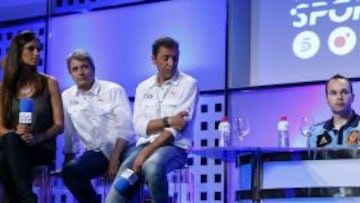 DEP76. LAS ROZAS (MADRID), 01/06/2012.- De izda a dcha. Los periodistas Sara Carbonero, Manolo Lama y Paco González, Iniesta y Casillas junto a los deportistas Andrés Iniesta e Iker Casillas, durante la presentación de la cobertura que Mediaset España realizará de la Eurocopa de fútbol de Polonia y Ucrania 2012 que comenzará el próximo 8 de junio, hoy, 1 de junio de 2012, en la Ciudad del Fútbol en Las Rozas (Madrid). EFE/Juan Carlos Hidalgo