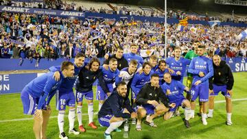 Los jugadores del Zaragoza celebran su clasificación para el 'playoff' de ascenso en la temporada 2017-18.