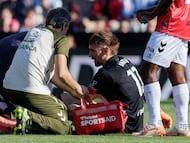 Radu es atendido por los servicios médicos del Celta sobre el césped de Balaídos