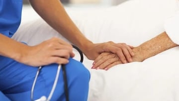 Una enfermera de cuidados paliativos señala cuál es el arrepentimiento más común en el lecho de muerte