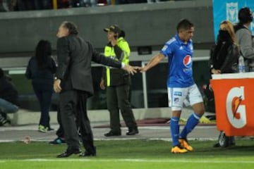 El técnico uruguayo vivió el clásico con mucha intensidad 