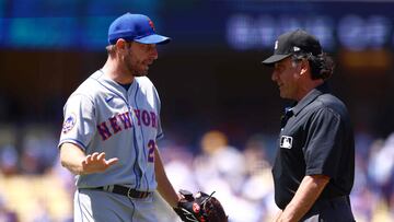 LOS ANGELES, CALIFORNIA - APRIL 19: Max Scherzer #21 of the New York Mets argues with umpire Phil Cuzzi #10 during the third inning against the Los Angeles Dodgers at Dodger Stadium on April 19, 2023 in Los Angeles, California. Katelyn Mulcahy/Getty Images/AFP (Photo by Katelyn Mulcahy / GETTY IMAGES NORTH AMERICA / Getty Images via AFP)