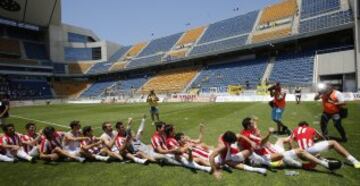 Los jugadores del Bilbao Athletic B celebran el ascenso a Segunda. 