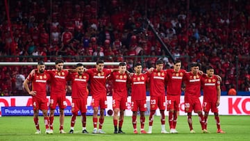 Jugadores del Toluca se abrazan en la Final del Apertura 2025.