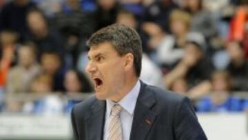 Perasovic, durante un partido con el Valencia Basket.