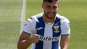 LEGANÉS, 14/08/2024.- El futbolista Óscar Rodríguez posa durante su presentación como nuevo jugador del C.D. Leganés, este miércoles. EFE/ J.P. Gandul