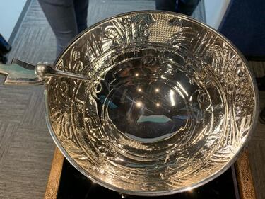 La Copa Zaachila, decorada por un colibrí, es un ave con connotaciones solares y representa al gobernante.