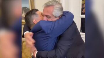 El abrazo entre Maradona y el presidente Fernández durante su visita a la Casa Rosada