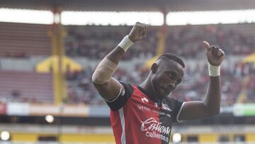 Julián Quiñones festeja uno de sus goles en contra de los Tuzos del Pachuca.