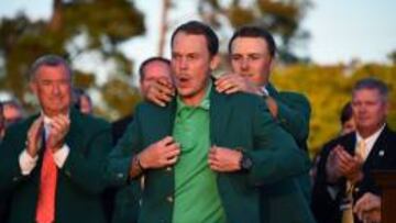 Spieth pone la Chaqueta Verde a Danny Willett.