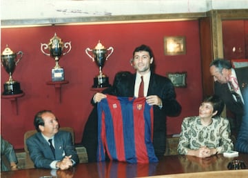 Otro de los fichajes historicos del Barcelona durante la etapa del Barcelona Hristo Stoichkov. Llegó en 1990 y estuvo cinco temporadas hasta 1995 para volver otras dos temporadas en 1996 tras su paso por el Parma.