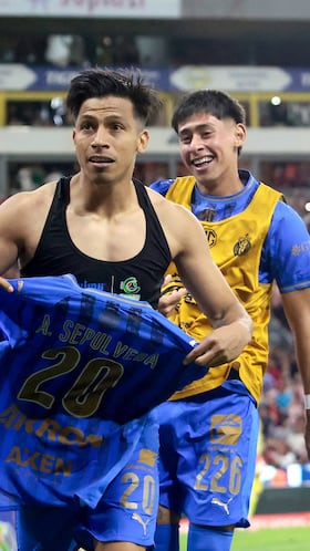 Guadalajara's forward #20 Angel Sepulveda celebrates scoring his team's second goal during the Liga MX Clausura football match between Atlas and Guadalajara at the Jalisco Stadium in Guadalajara, Mexico on March 7, 2026. (Photo by Ulises Ruiz / AFP)