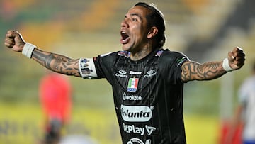 TOPSHOT - Once Caldas' forward #17 Dayro Moreno celebrates after scoring during the Copa Sudamericana group stage football match between Bolivia's GV de San Jose and Colombia's Once Caldas at the Hernando Siles stadium in La Paz, on April 22, 2025. (Photo by AIZAR RALDES / AFP) (Photo by AIZAR RALDES/AFP via Getty Images)