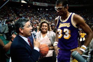 David Stern habla con Kareem Abdul-Jabbar.