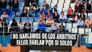 Pancarta contra los árbitros en un partido de fútbol.