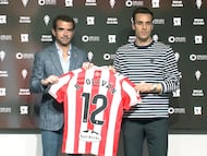 15-01-26. BRIAN OLIVÁN POSA CON EL PRESIDENTE EJECUTIVO DEL SPORTING, JOSÉ RIESTRA.