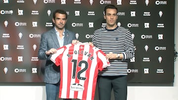 15-01-26. BRIAN OLIVÁN POSA CON EL PRESIDENTE EJECUTIVO DEL SPORTING, JOSÉ RIESTRA.