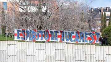 Pancarta de los seguidores en el entrenamiento del Atlético en Majadahonda.