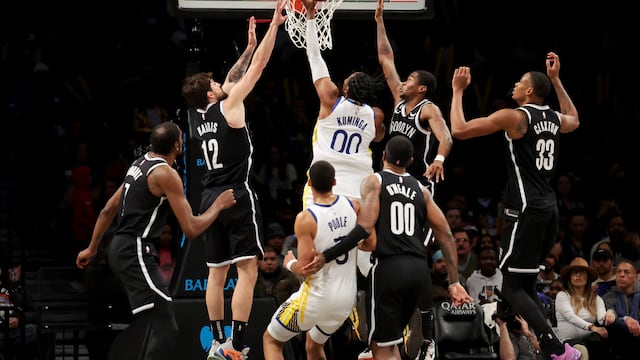 Kuminga, en acción con los Warriors durante un partido contra los Nets