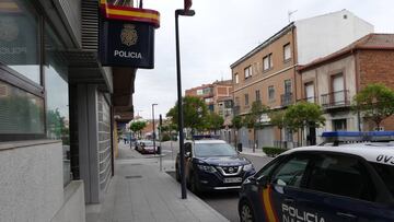 Una mujer arranca de un mordisco un trozo de oreja a su compañera de piso