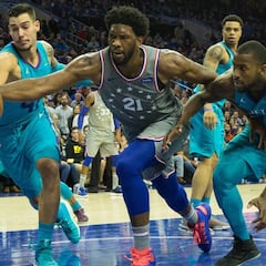 Embiid (42+18) farda ante Willy, pero los 76ers sufren para ganar
