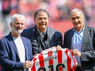 20-04-26. VÍCTOR DORIA, CENTRAL ARGENTINO DEL SPORTING EN LA DÉCADA DE LOS 70 Y PRINCIPIOS DE LOS 80, RECIBE JUNTO A SUS EX COMPAÑEROS REDONDO Y JOAQUÍN EL HOMENAJE DEL CLUB ROJIBLANCO.