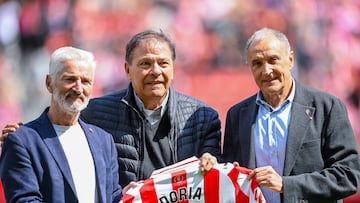 20-04-26. VÍCTOR DORIA, CENTRAL ARGENTINO DEL SPORTING EN LA DÉCADA DE LOS 70 Y PRINCIPIOS DE LOS 80, RECIBE JUNTO A SUS EX COMPAÑEROS REDONDO Y JOAQUÍN EL HOMENAJE DEL CLUB ROJIBLANCO.